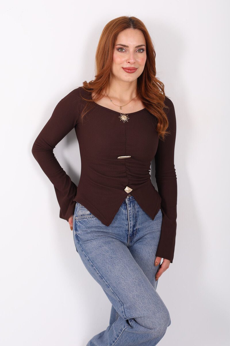 Aksesuar Detaylı İspanyol Kol Büzgülü Acı Kahve Kadın Bluz - 4