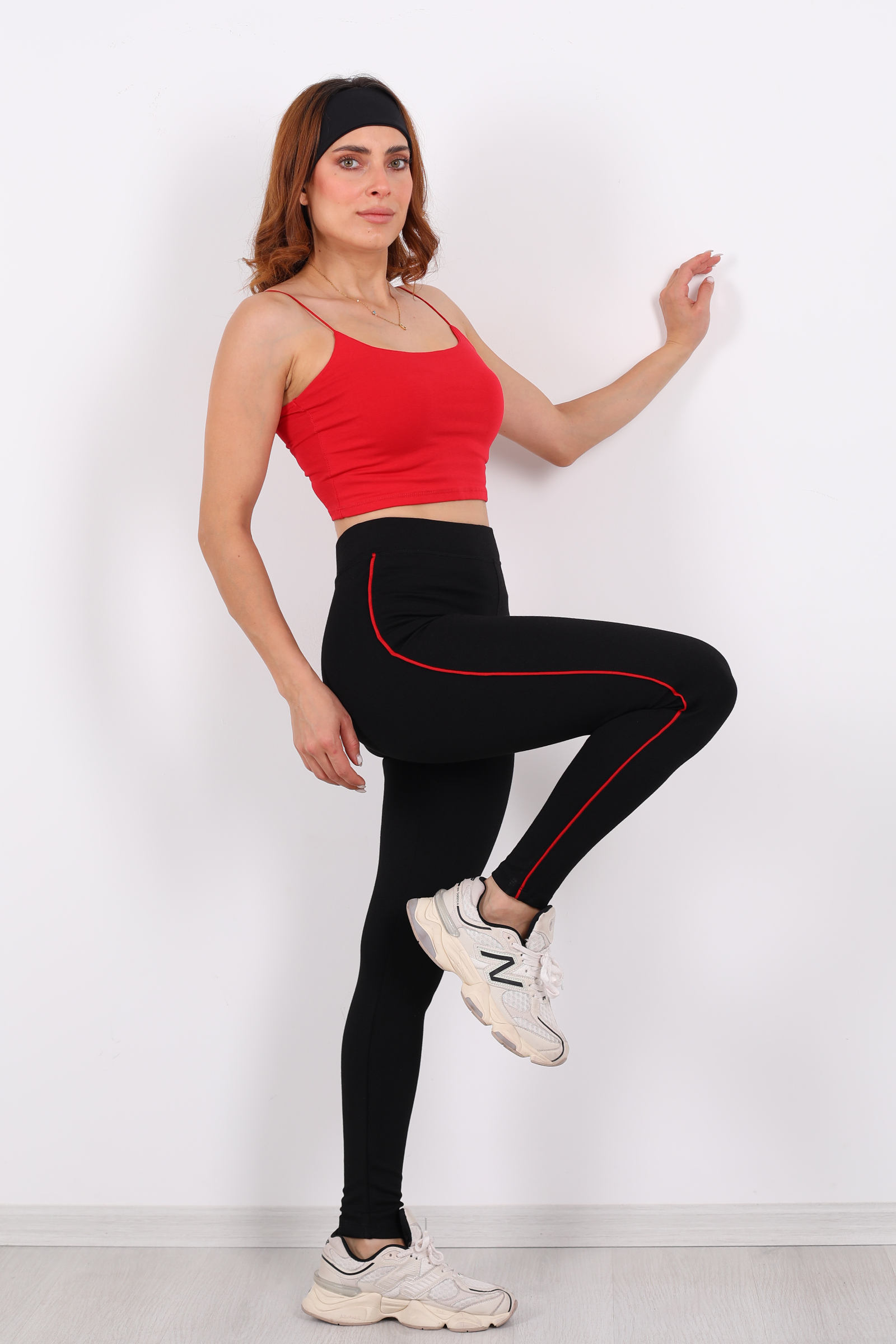 Porno tomosha qilish: Xotinim mast bolib, har bir teshikda sikildi.