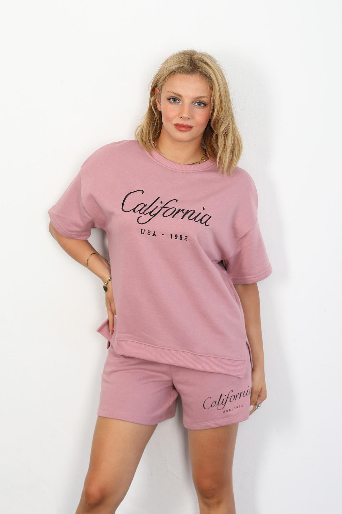 California Baskılı Gül Kurusu Kadın T-shirt Şort Takım