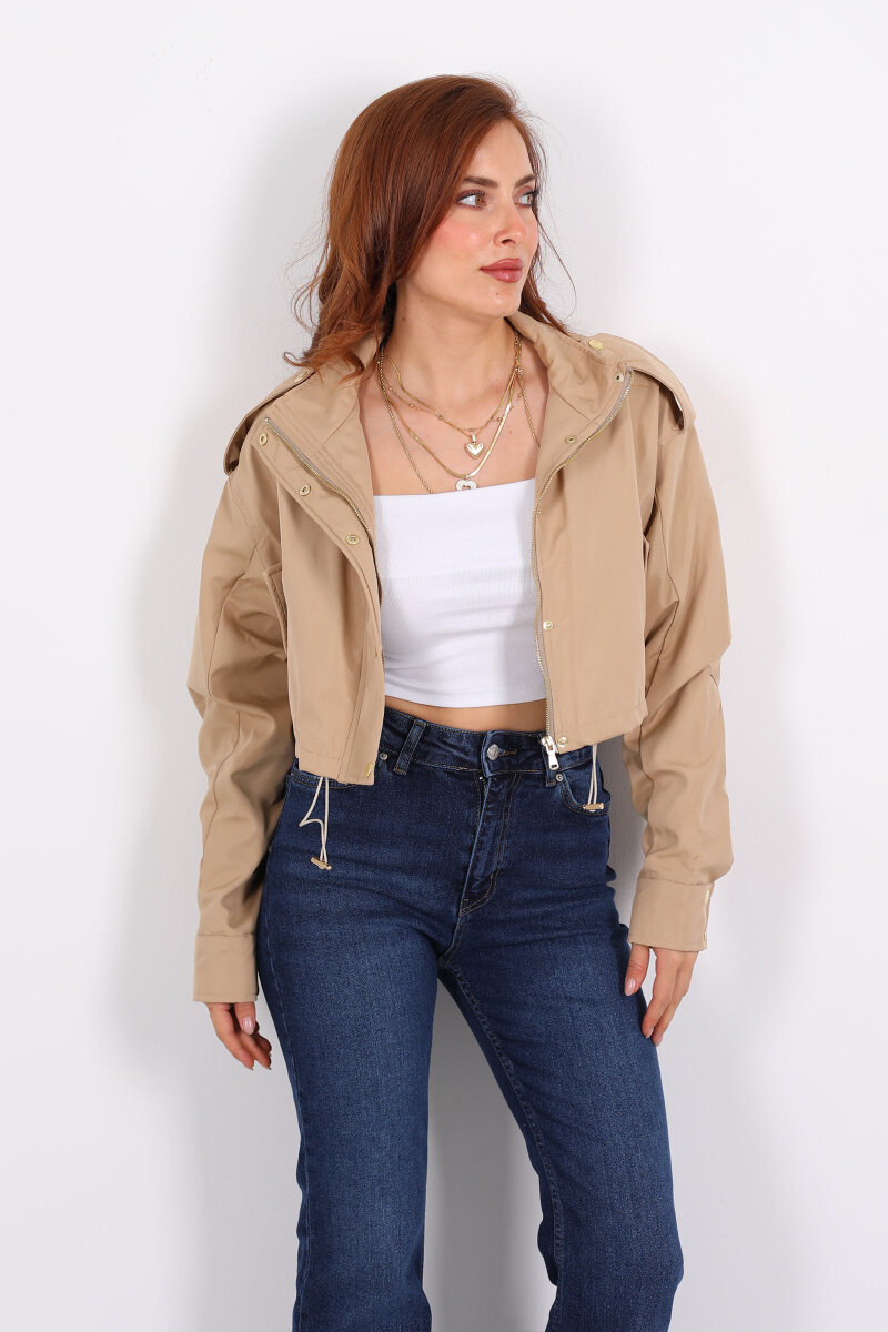 Cepli Düğme Detaylı Bej Kadın Kısa Trençkot - 3