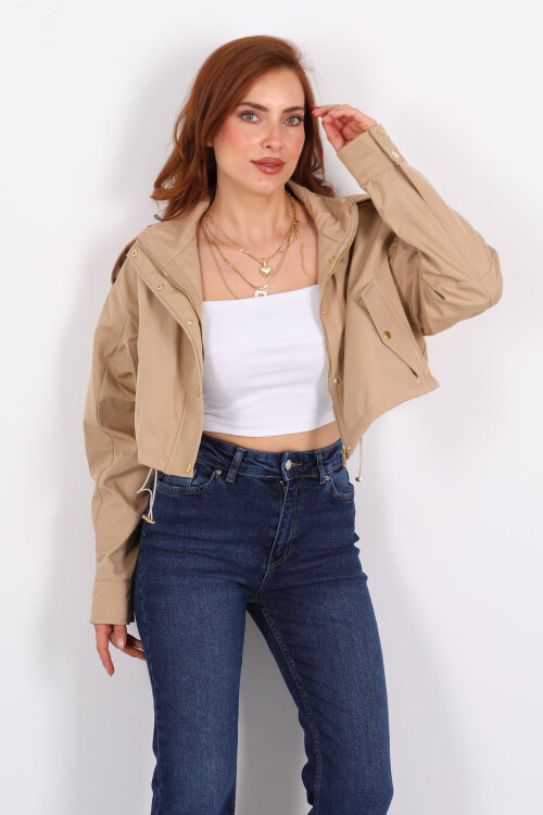 Cepli Düğme Detaylı Bej Kadın Kısa Trençkot - Berox