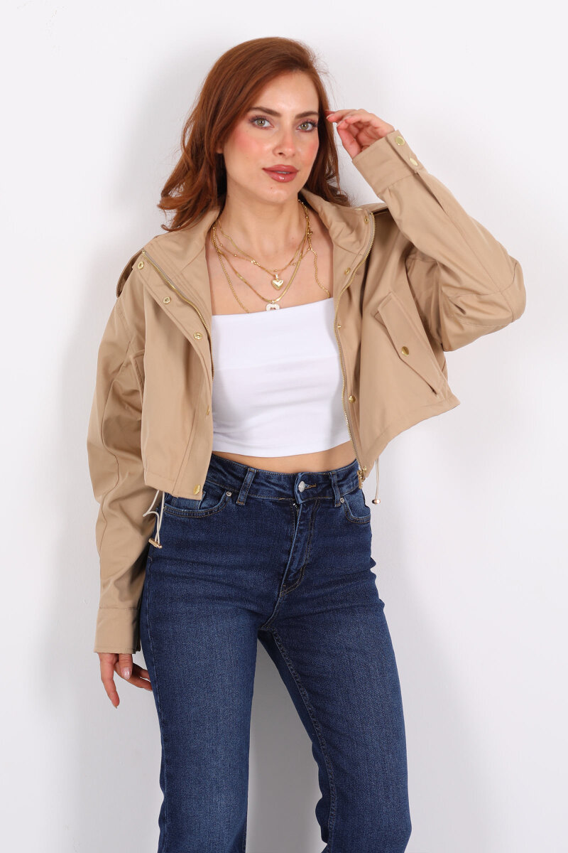 Cepli Düğme Detaylı Bej Kadın Kısa Trençkot - 1
