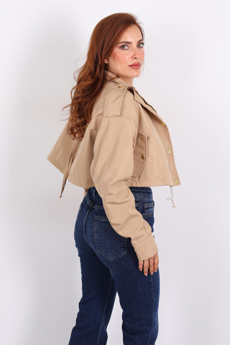 Cepli Düğme Detaylı Bej Kadın Kısa Trençkot - 5