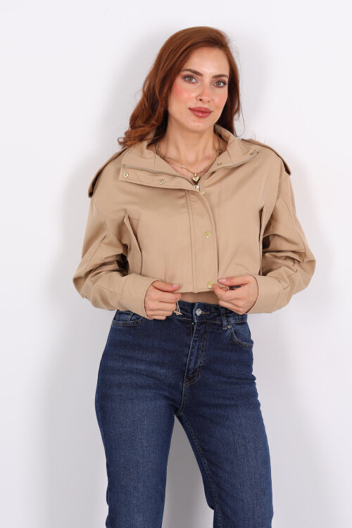 Cepli Düğme Detaylı Bej Kadın Kısa Trençkot - 4