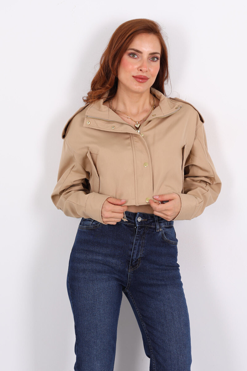 Cepli Düğme Detaylı Bej Kadın Kısa Trençkot - 4