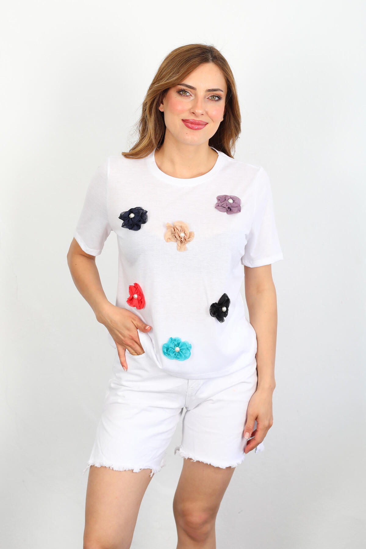 Çiçek Aksesuarlı Beyaz Kadın T-shirt
