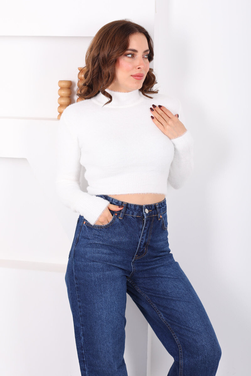 Dik Yaka Sakallı Yumoş Beyaz Kadın Crop Triko Kazak - 3