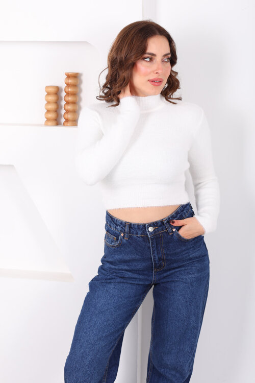 Dik Yaka Sakallı Yumoş Beyaz Kadın Crop Triko Kazak - Berox