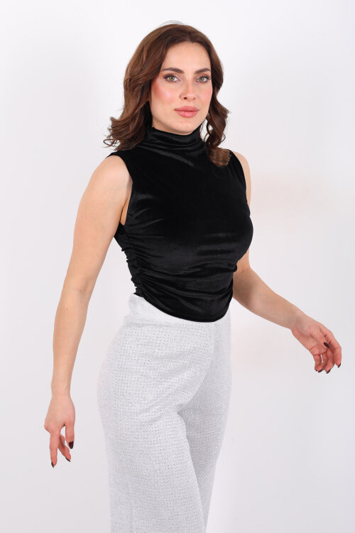 Dik Yaka Yanları Büzgülü Siyah Kadın Kadife Kolsuz Bluz - Berox