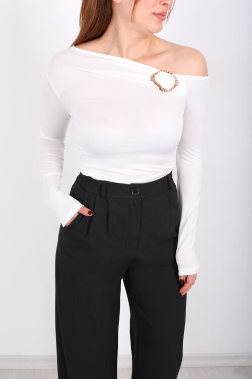 Düşük Omuz Aksesuar Detaylı Ekru Kadın Sandy Bluz - 2