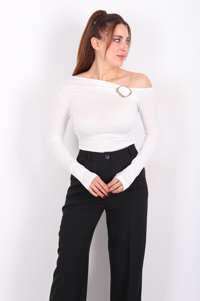 Düşük Omuz Aksesuar Detaylı Ekru Kadın Sandy Bluz - 1