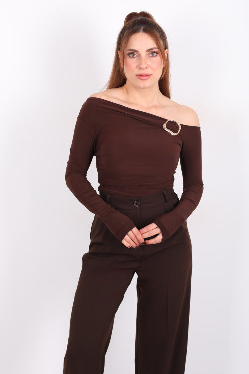 Düşük Omuz Aksesuar Detaylı Kahverengi Kadın Sandy Bluz - 5