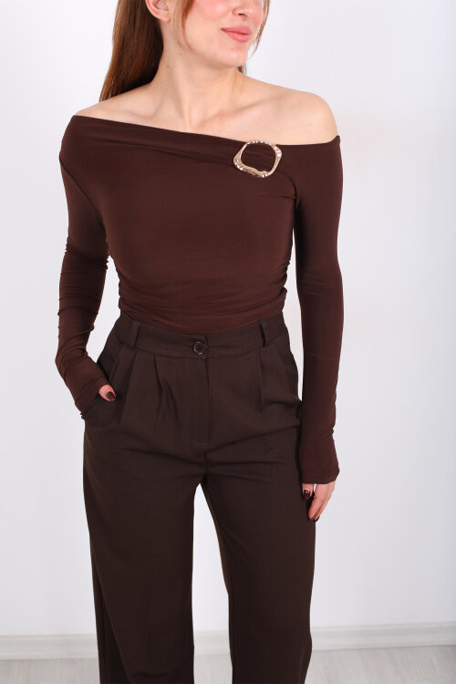 Düşük Omuz Aksesuar Detaylı Kahverengi Kadın Sandy Bluz - Berox (1)