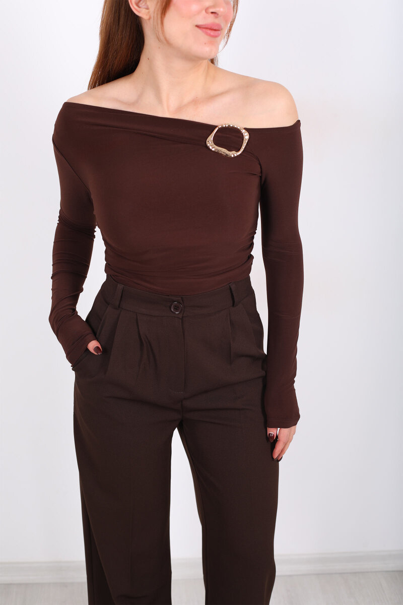 Düşük Omuz Aksesuar Detaylı Kahverengi Kadın Sandy Bluz - 2