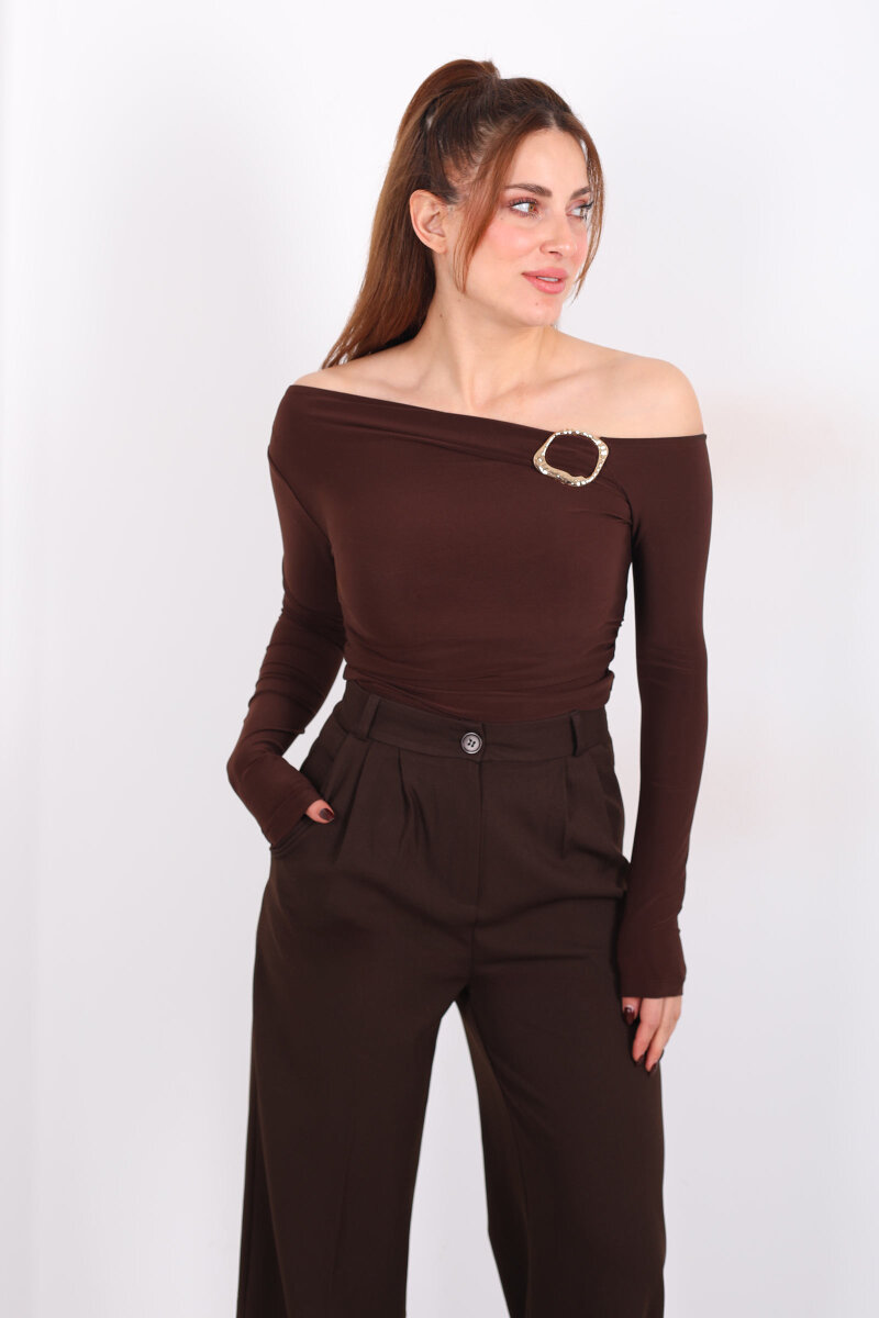 Düşük Omuz Aksesuar Detaylı Kahverengi Kadın Sandy Bluz - 4