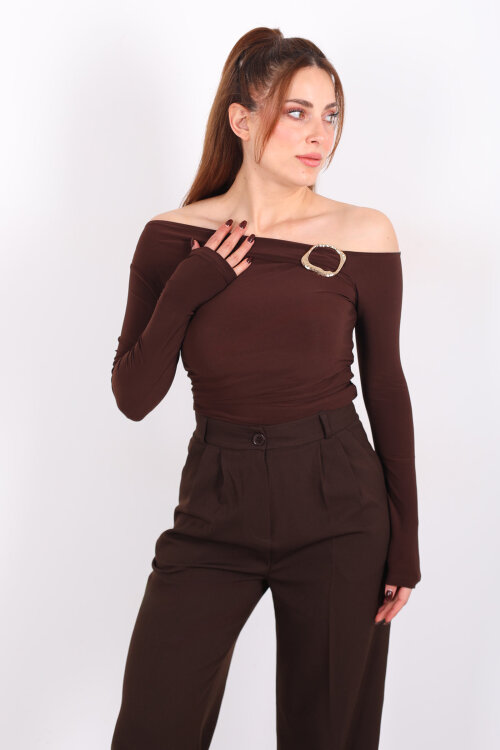 Düşük Omuz Aksesuar Detaylı Kahverengi Kadın Sandy Bluz - Berox