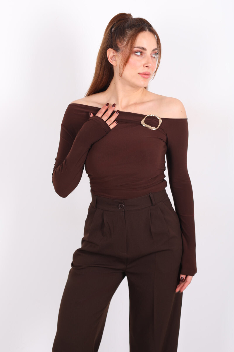 Düşük Omuz Aksesuar Detaylı Kahverengi Kadın Sandy Bluz - 1