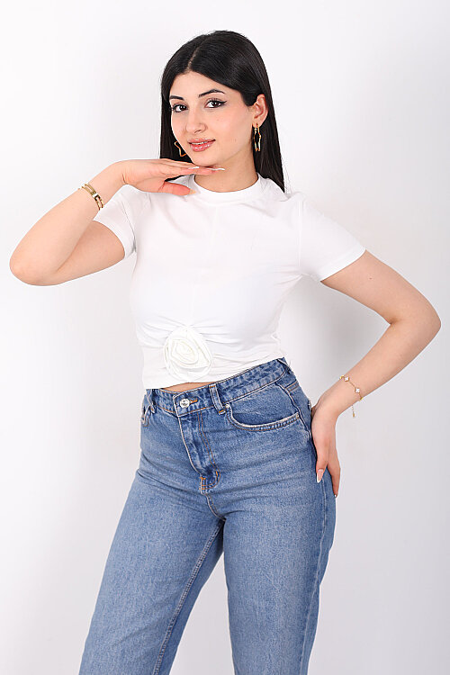 Gül Detaylı Kısa Kol Sandy Beyaz Kadın Crop Bluz - Berox