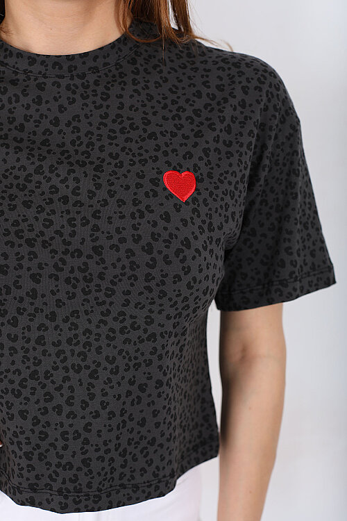 Kalp Nakışlı Kendinden Desenli Füme Kadın Crop T-Shirt - Berox (1)