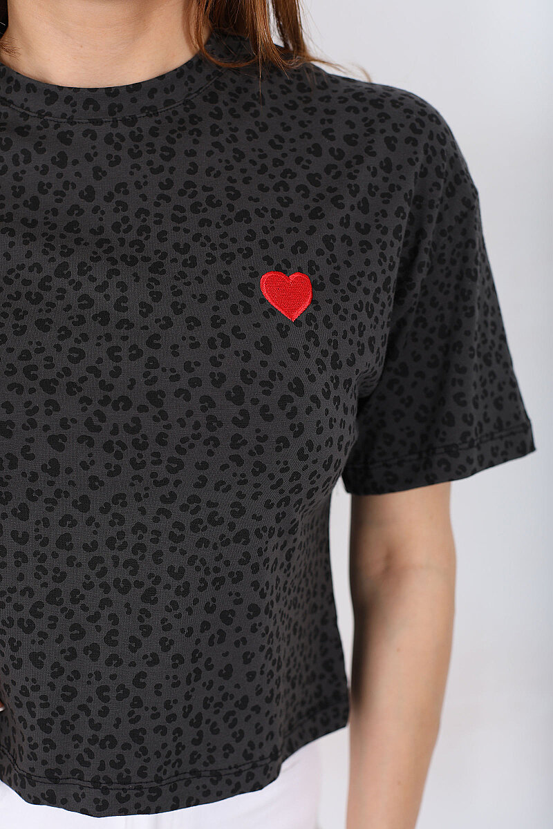Kalp Nakışlı Kendinden Desenli Füme Kadın Crop T-Shirt - 2