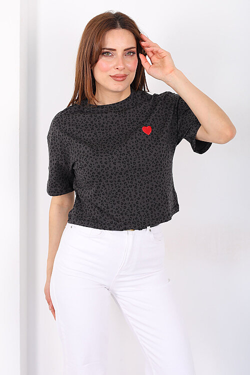 Kalp Nakışlı Kendinden Desenli Füme Kadın Crop T-Shirt - Berox