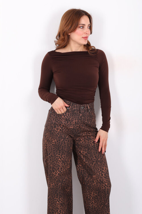 Kayık Yaka Omuz Ve Bel Büzgülü Kahverengi Kadın Sandy Bluz 