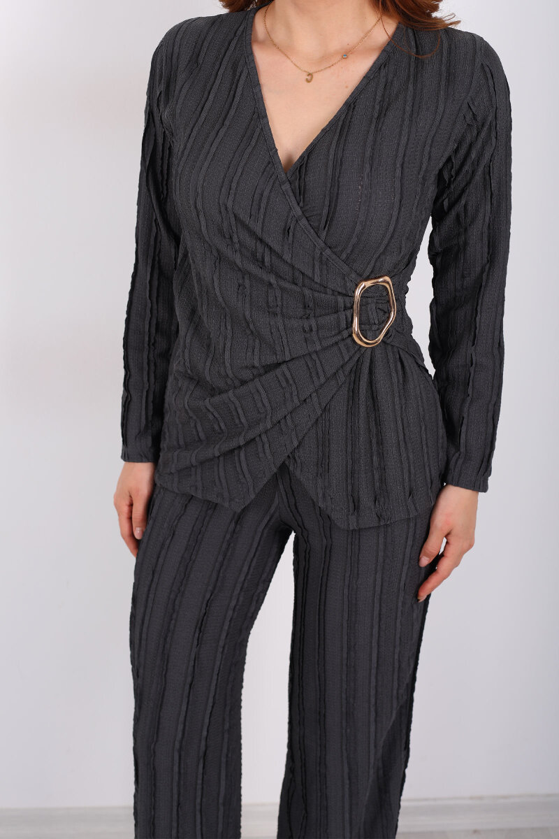 Kruvaze Yaka Fırfırlı Toka Detaylı Antrasit Kadın Takım - 2