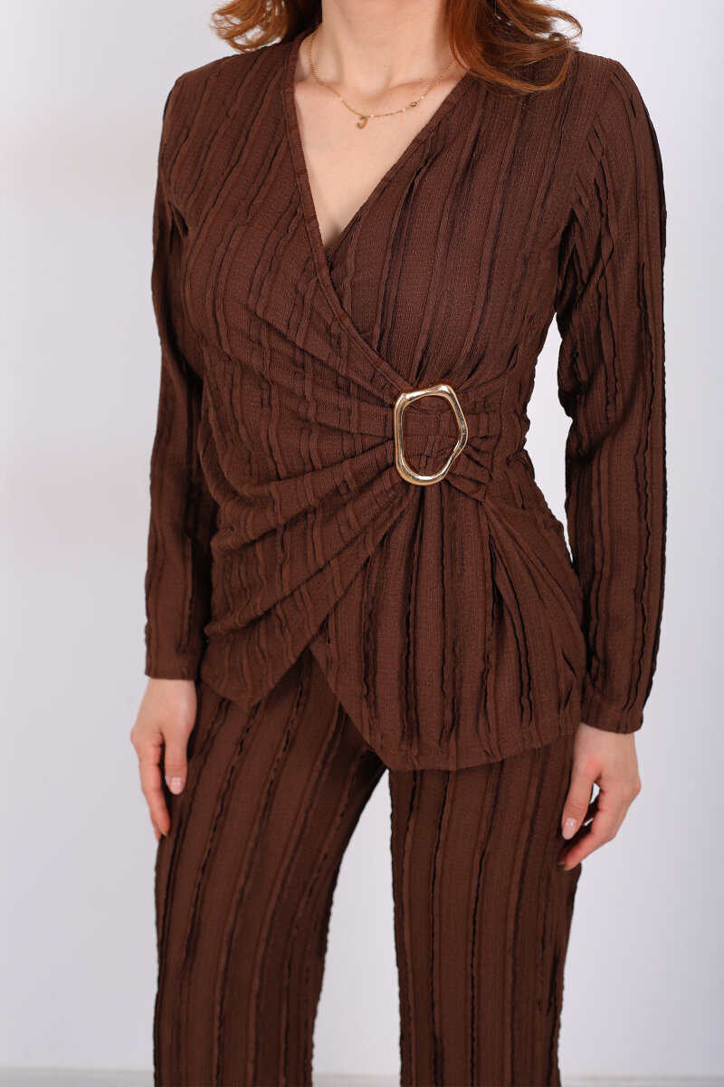 Kruvaze Yaka Fırfırlı Toka Detaylı Kahverengi Kadın Takım - 2