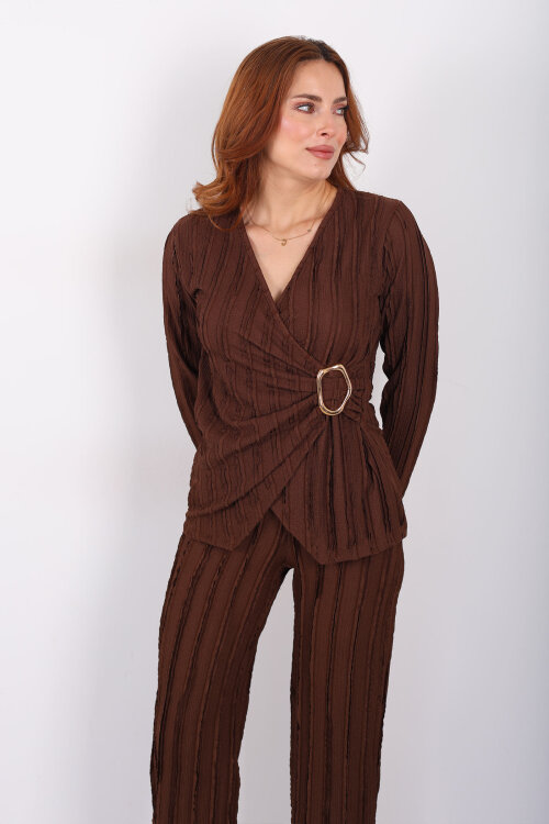 Kruvaze Yaka Fırfırlı Toka Detaylı Kahverengi Kadın Takım - 6