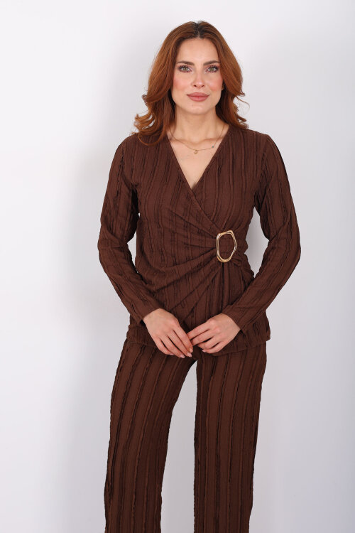 Kruvaze Yaka Fırfırlı Toka Detaylı Kahverengi Kadın Takım - 4