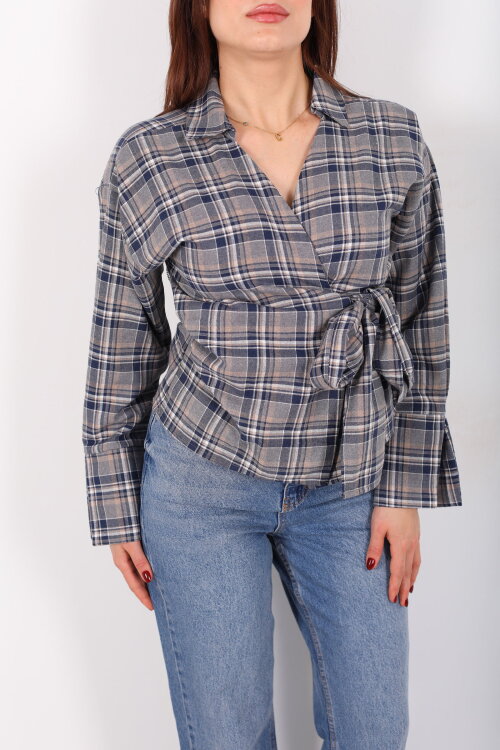 Kruvaze Yaka Yandan Bağlamalı Kadın Gri Ekose Gömlek - 2