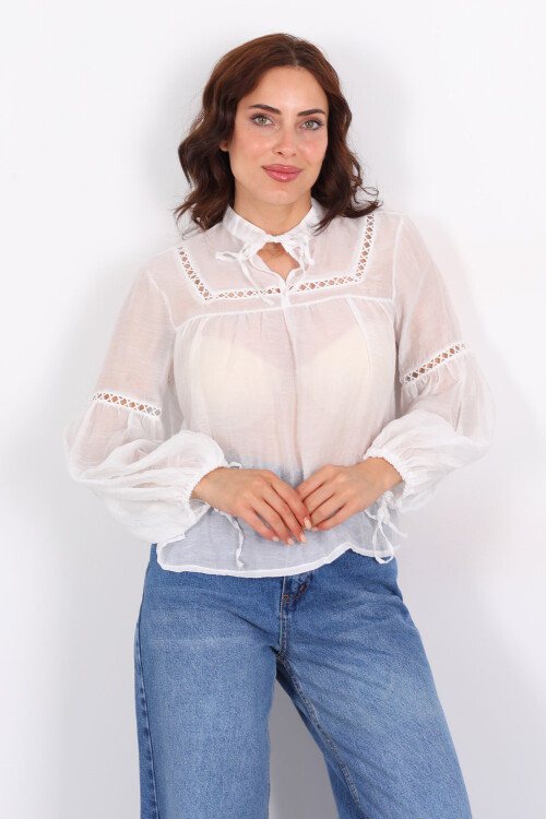 Nakışlı Kolu Yakası Bağcıklı Delikli Oversize Beyaz Kadın Bluz - 3