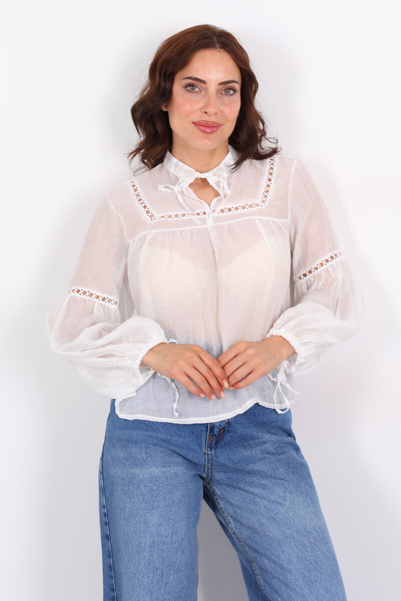 Nakışlı Kolu Yakası Bağcıklı Delikli Oversize Beyaz Kadın Bluz - 3