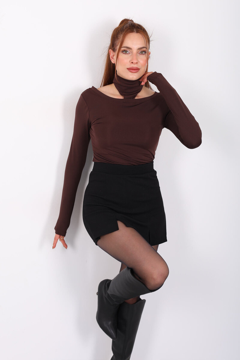 Omuzları Açık Boyundan Geçirmeli Kahverengi Kadın Bluz - 1