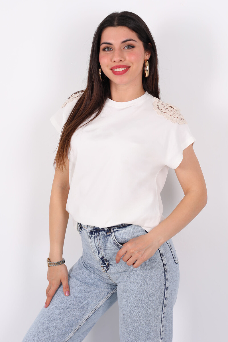 Omuzları İşlemeli Bisiklet Yaka Ekru Kadın Oversize T-Shirt - 1
