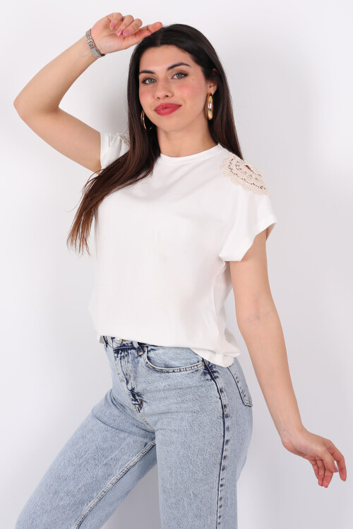 Omuzları İşlemeli Bisiklet Yaka Ekru Kadın Oversize T-Shirt - 3
