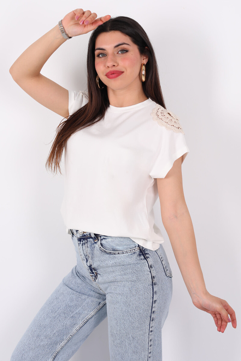 Omuzları İşlemeli Bisiklet Yaka Ekru Kadın Oversize T-Shirt - 3