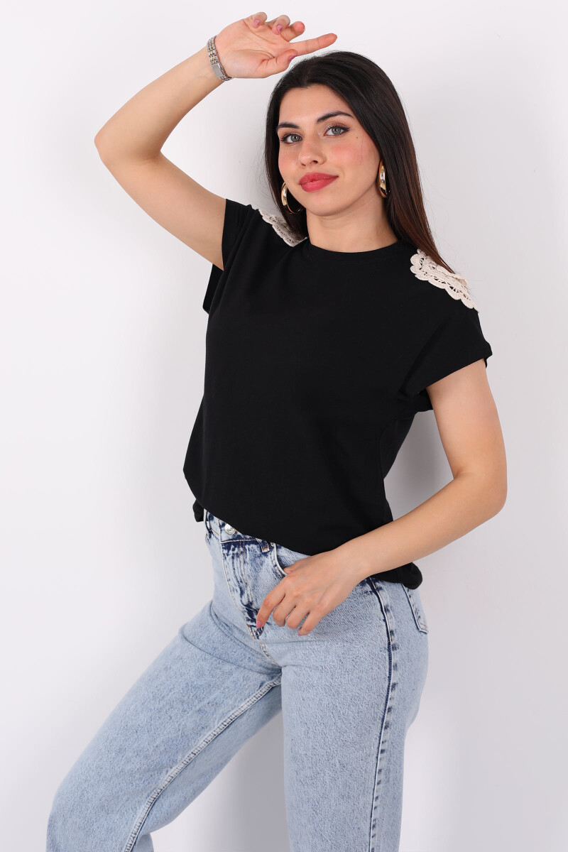 Omuzları İşlemeli Bisiklet Yaka Siyah Kadın Oversize T-Shirt - 1