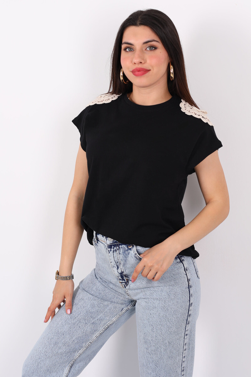 Omuzları İşlemeli Bisiklet Yaka Siyah Kadın Oversize T-Shirt - 3