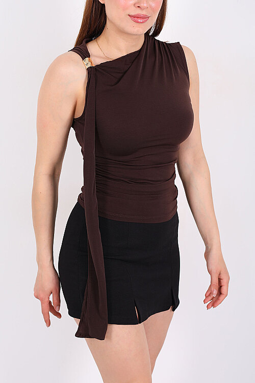 Tek Omuz Aksesuarlı Şal Detay Drapeli Kahverengi Kadın Bluz - Berox (1)