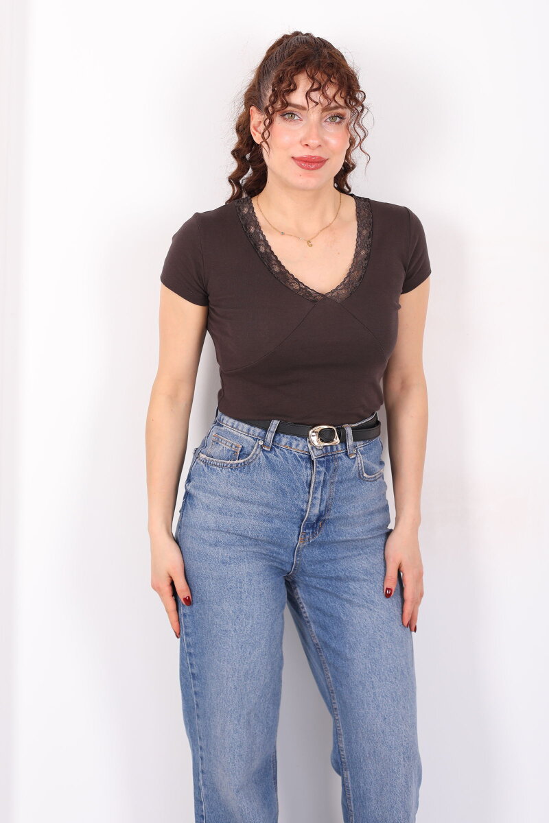 V Yaka Güpür Detaylı Kısa Kol Acı Kahve Kadın Basic Bluz - 5