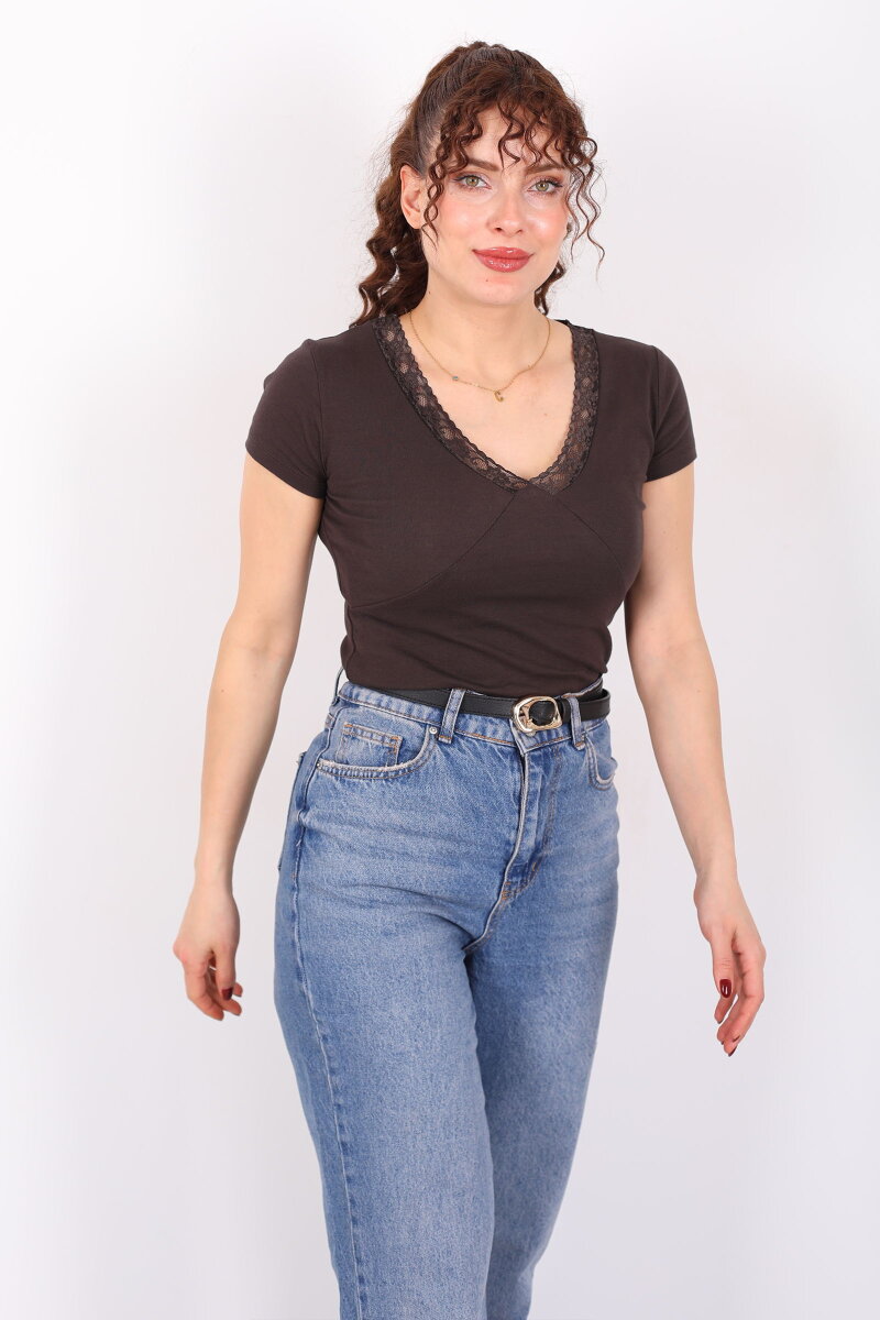 V Yaka Güpür Detaylı Kısa Kol Acı Kahve Kadın Basic Bluz - 3