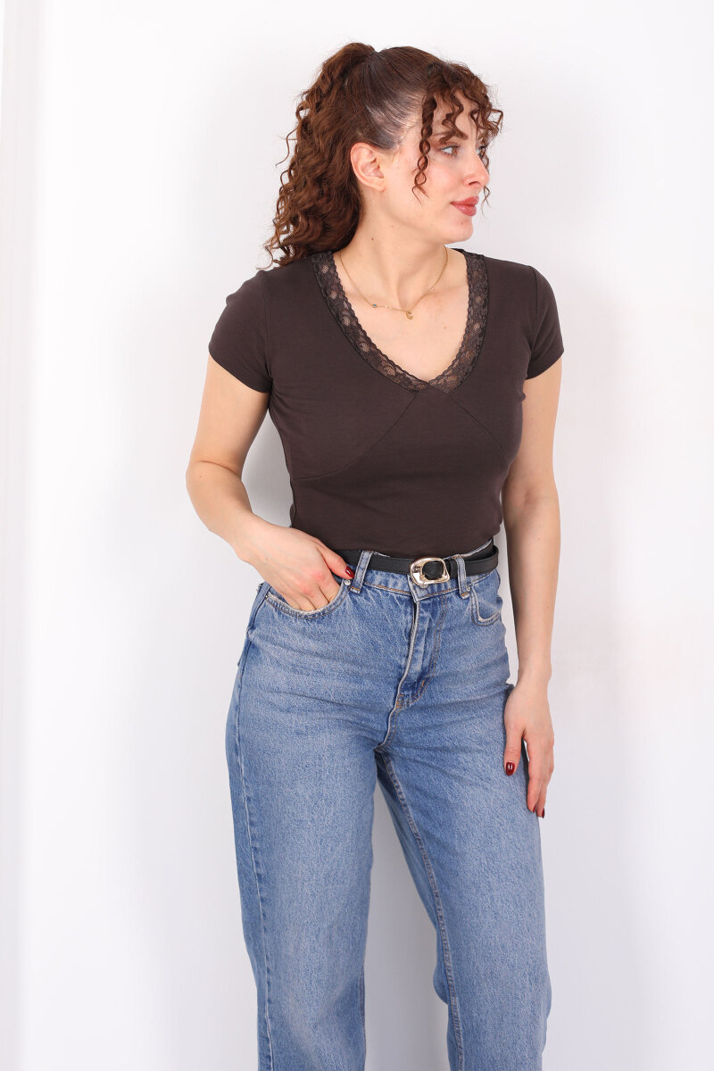 V Yaka Güpür Detaylı Kısa Kol Acı Kahve Kadın Basic Bluz - 1