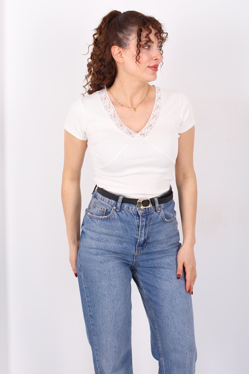 V Yaka Güpür Detaylı Kısa Kol Beyaz Kadın Basic Bluz - 5