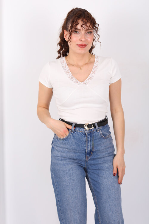 V Yaka Güpür Detaylı Kısa Kol Beyaz Kadın Basic Bluz - Berox