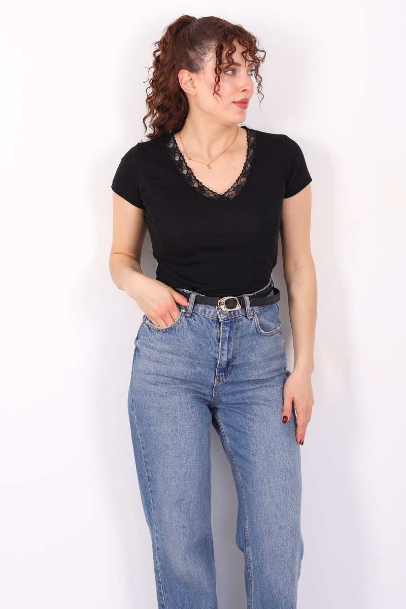 V Yaka Güpür Detaylı Kısa Kol Siyah Kadın Basic Bluz - 3