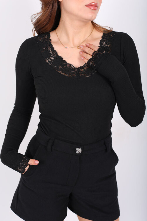 Yaka Ve Kol Dantel Güpürlü Kadın Siyah Bluz - Berox (1)