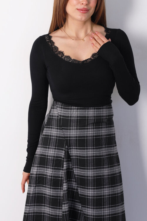 Yakası Dantelli Siyah Kadın Bluz - 2