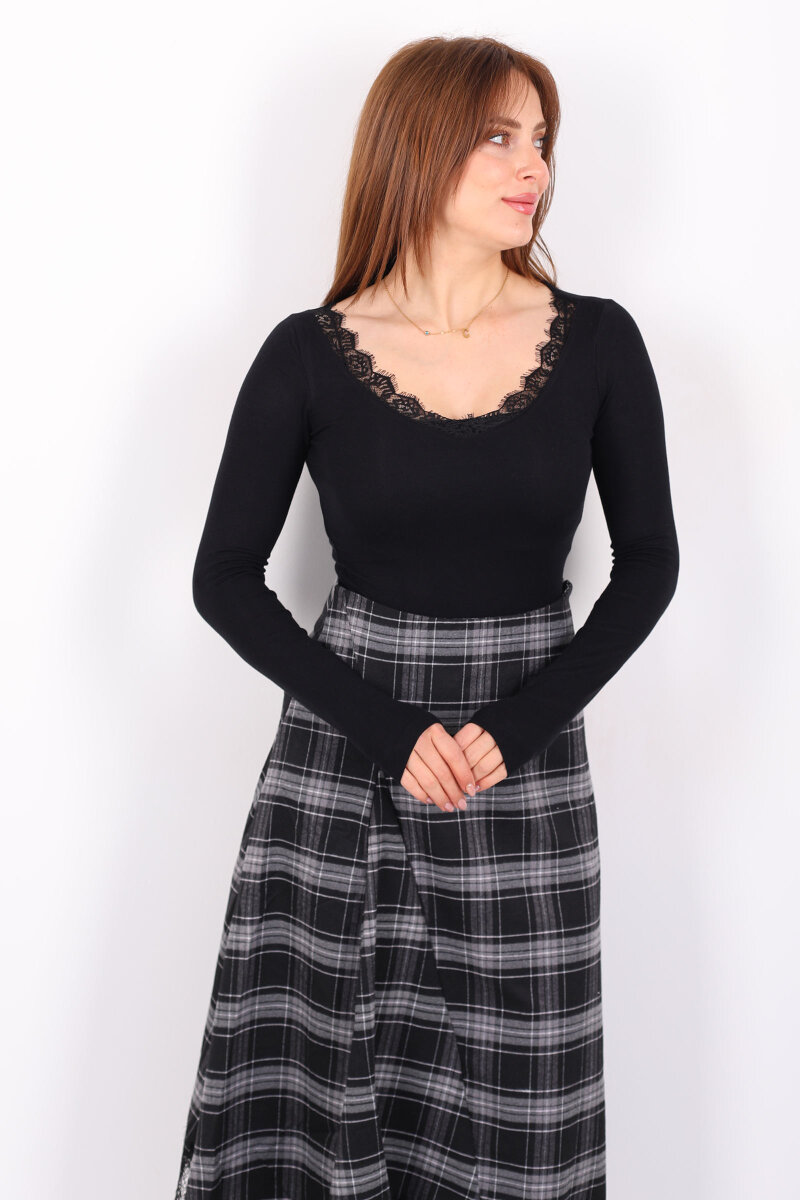 Yakası Dantelli Siyah Kadın Bluz - 1