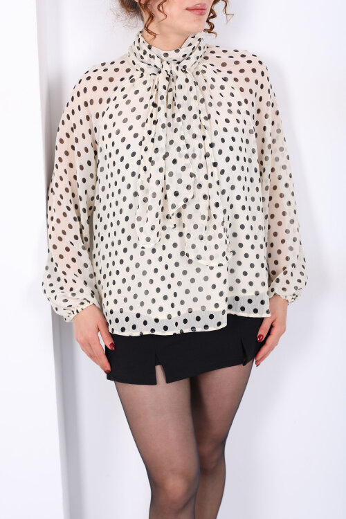 Yakası Şal Detaylı Puantiyeli Şifon Krem Kadın Bluz - Berox (1)
